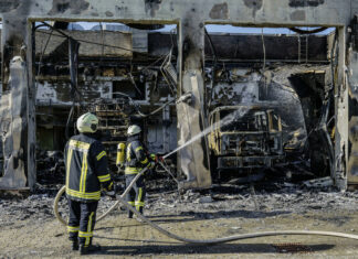 Moderna estación de bomberos se quema por completo porque no tenía alarma de incendios