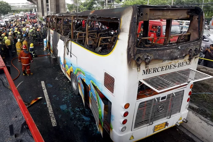 25 muertos tras estallar en llamas un autobús escolar en Tailandia