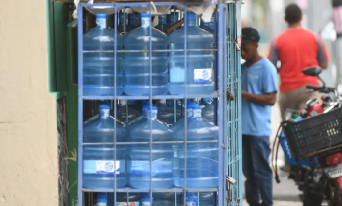 Procesadoras piden prórroga para sellar estantes donde colocan botellones de agua