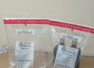 Ocupan tres botellas llenas de cocaína líquida
