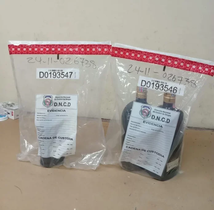 Ocupan tres botellas llenas de cocaína líquida