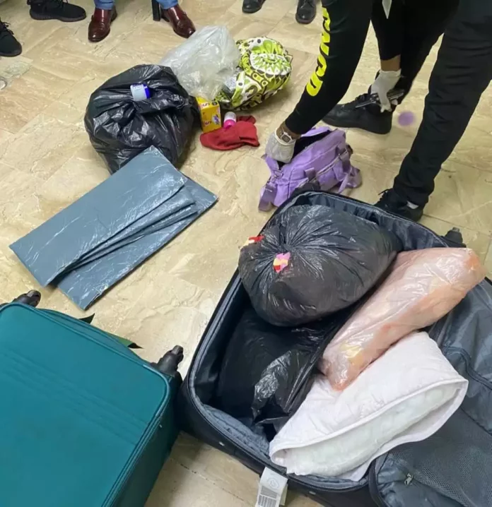 Detienen dos extranjeras con más de cinco kilogramos de presunta cocaína
