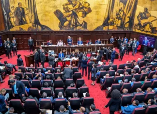 Senadores Aracelis Villanueva y Gustavo Sánchez se enfrentan durante segunda reunión de la Asamblea Revisora