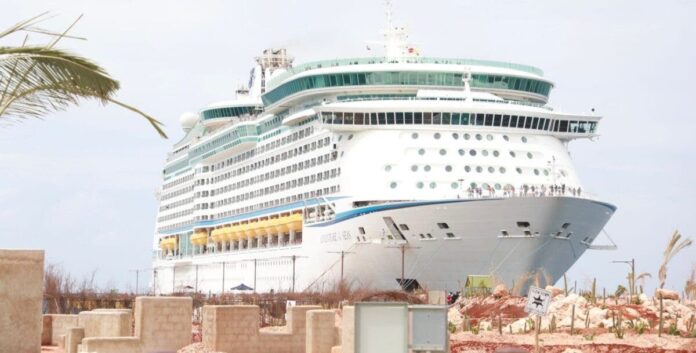Llega al país el crucero Adventure of the Seas con más de 3 mil turistas