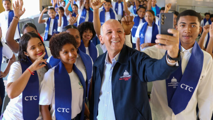 CTC certifica a 400 jóvenes y adultos de Azua y San Juan