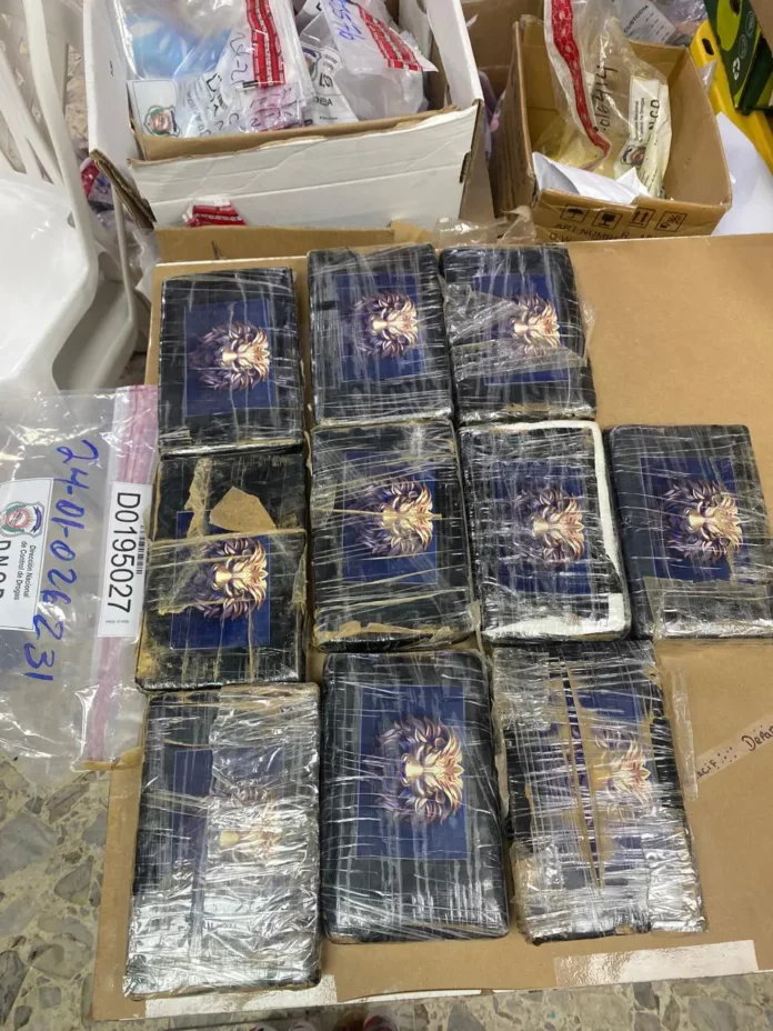 Policía incauta 10 paquetes de presunta cocaína