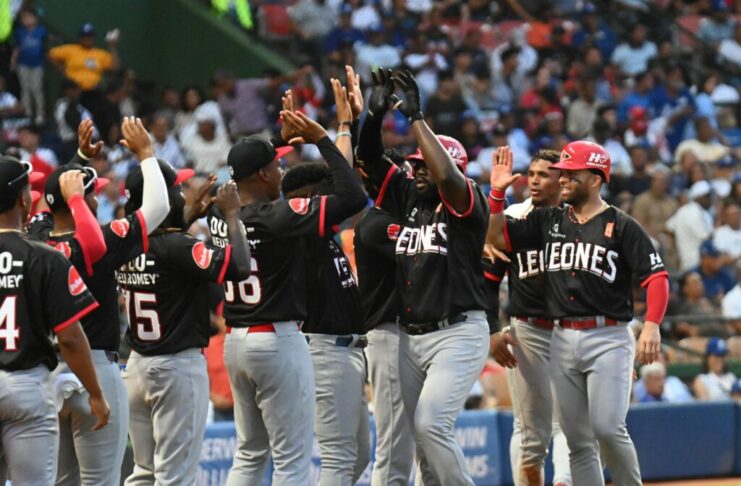 Dos jonrones de Pimentel, uno por los 411, dan victoria sobre Licey