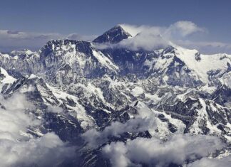 El Everest crece dos milímetros cada año