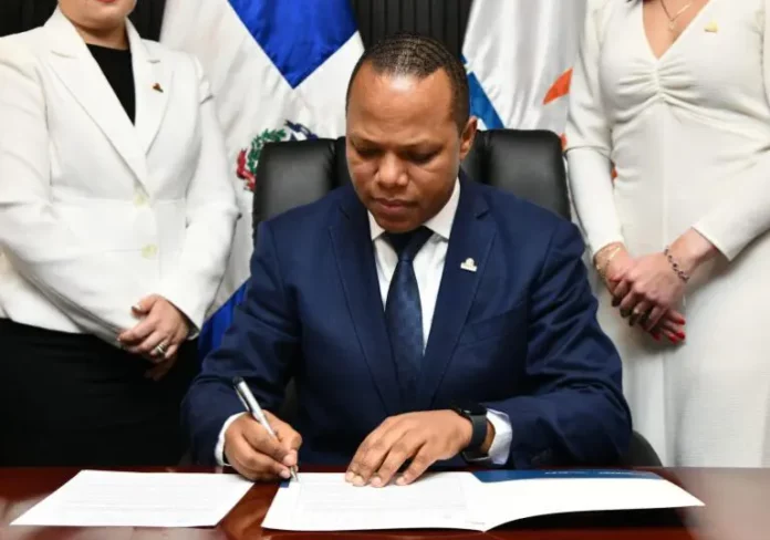 INTRANT firma carta compromiso para implementar modelo de integridad y anticorrupción