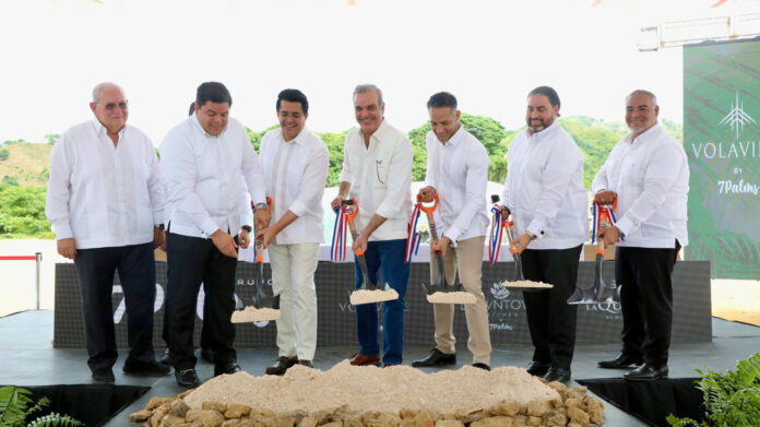 Abinader inaugura liceo, una carretera y un muelle turístico pesquero en Miches