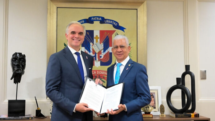 Ministro de Trabajo deposita ante el Senado Proyecto de Reforma Laboral