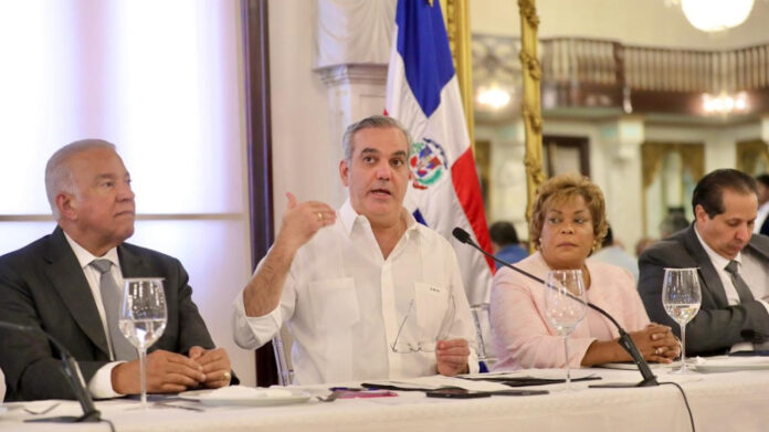 Abinader anuncia importantes obras viales, deportivas y de saneamiento, en el GSD y el DN