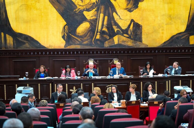Aprueban reforma a la Constitución que unifica elecciones y reduce los diputados Aprueban reforma a la Constitución que unifica elecciones y reduce los diputados