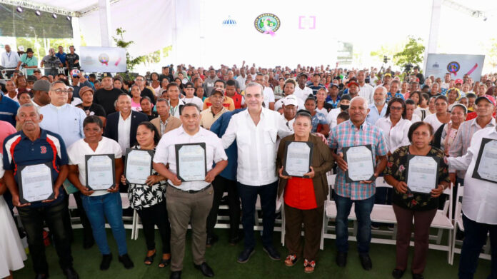 Abinader entrega 752 títulos de propiedad en proyecto Sánchez Ramírez