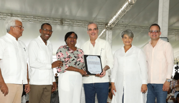Abinader entrega 1,700 títulos de propiedad en San Pedro de Macorís