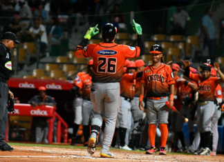 Rivera y Dermody conducen victoria Toros sobre Licey