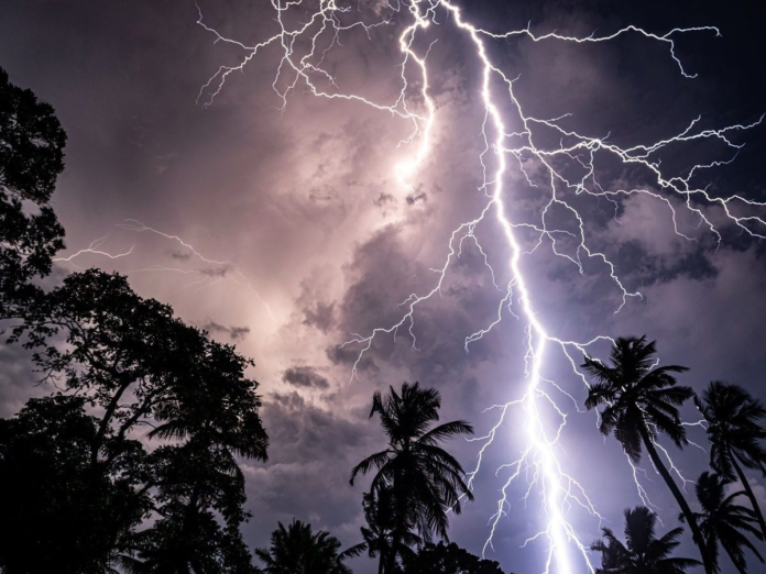 Aguaceros con tormentas eléctricas y ráfagas de viento ocasionales