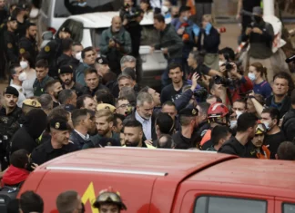 Abuchean y tiran barro a los reyes de España en su visita a las zonas afectas por la DANA