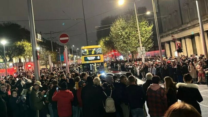 IA engaña a cientos de personas en Dublín salieron a calles para un desfile de Halloween falso