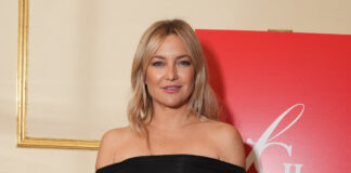 Kate Hudson recrea el famoso momento de ‘Cómo perder a un hombre en 10 días’ en un partido