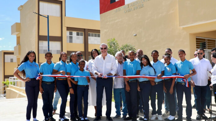 Abinader anuncia construcción de 4,000 aulas para el año 2025