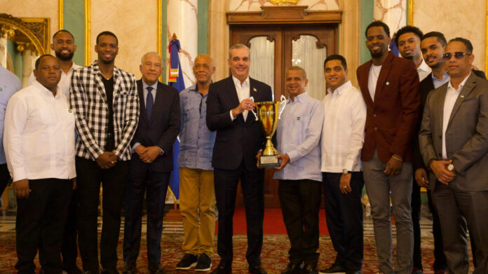 Abinader recibe al club Mauricio Báez, campeón del TBS del DN