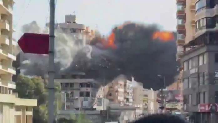 Proyectil impacta contra un edificio en Beirut