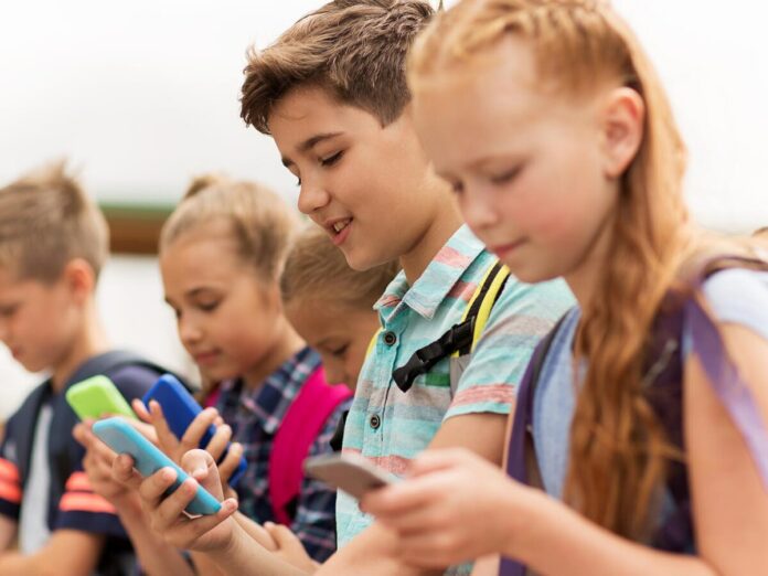 Brasil aprueba proyecto que prohíbe el uso de celulares en las escuelas