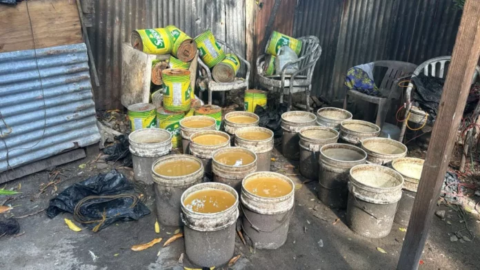 Decomisan 1,395 litros de clerén en San Pedro de Macorís