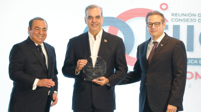 Abinader valora aportes del sector de la construcción