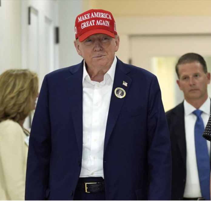 Donald Trump vota en las elecciones en Florida