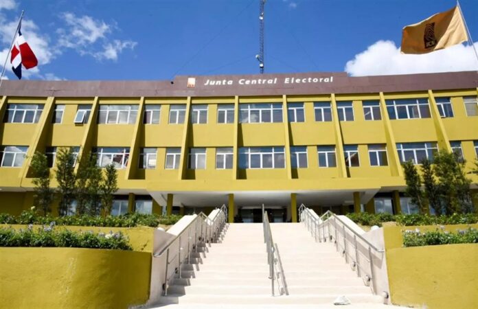 Comisión especial presenta terna para componer la JCE