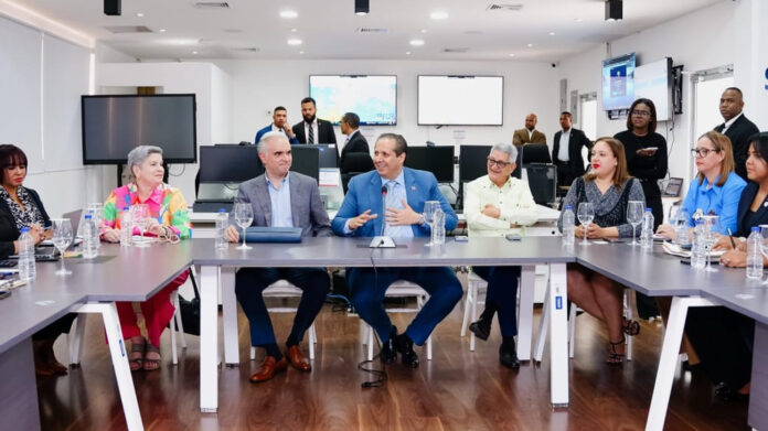 Víctor Atallah realiza reunión de seguimiento con gremios de salud
