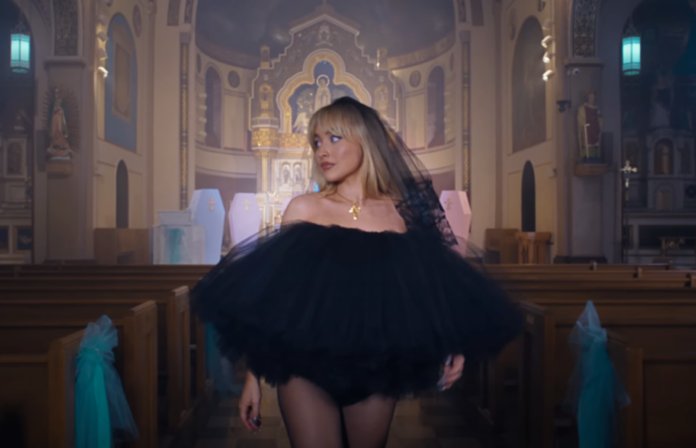 Destituyen sacerdote por permitir que Sabrina Carpenter grabe un video en su iglesia