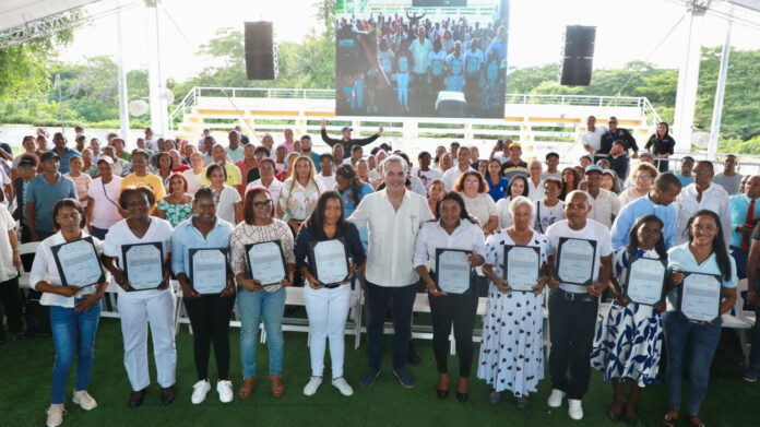 Abinader entrega 394 nuevos certificados de título de propiedad en SPM
