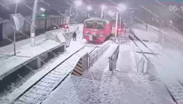 Niña sobrevive de milagro tras brutal atropellada por un tren