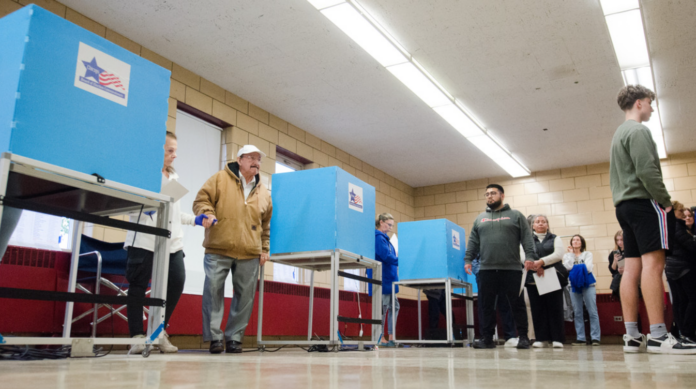 Abren centros de votación para las presidenciales en EE.UU.