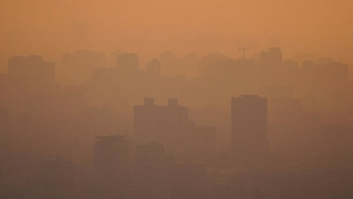 Chile decreta alerta roja en varias comunas por grandes incendios forestales