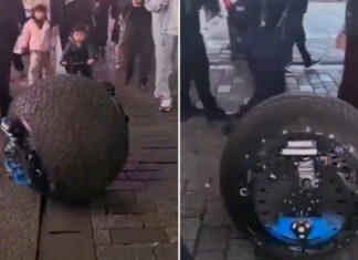 Captan a un robot-policía chino patrullando las calles