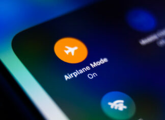 Piloto revela por qué hay que poner en modo avión los celulares durante un vuelo
