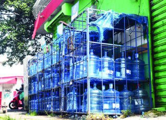 Proconsumidor decomisa miles de botellones de agua expuestos al sol