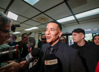 Daddy Yankee y Mireddys González llegan al Tribunal