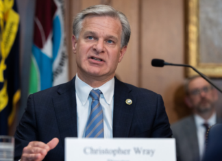 Christopher Wray, director del FBI planea dimitir en enero