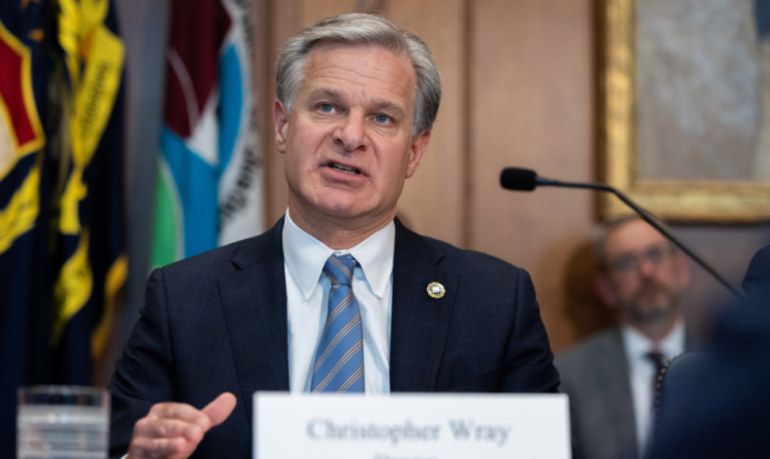 Christopher Wray, director del FBI planea dimitir en enero