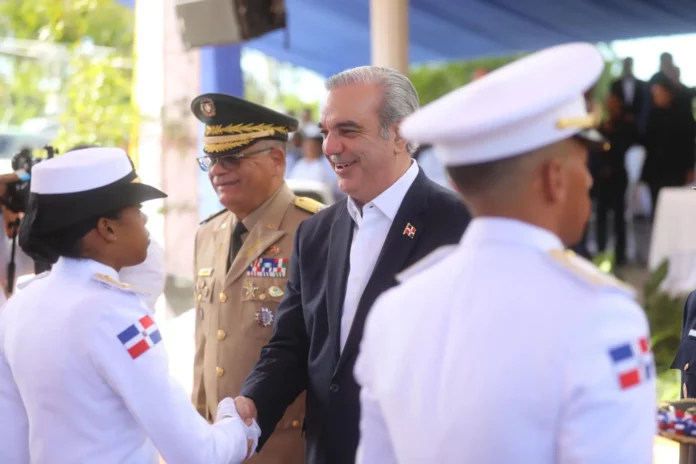 Abinader encabeza graduación de 29 cadetes de la Fuerza Aérea en Ciencias Aeronáuticas