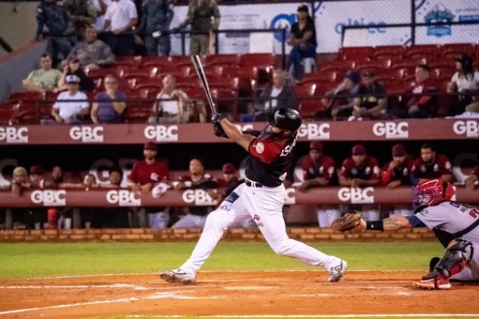 Los Gigantes castigan pitcheo de Leones en triunfo 13-1
