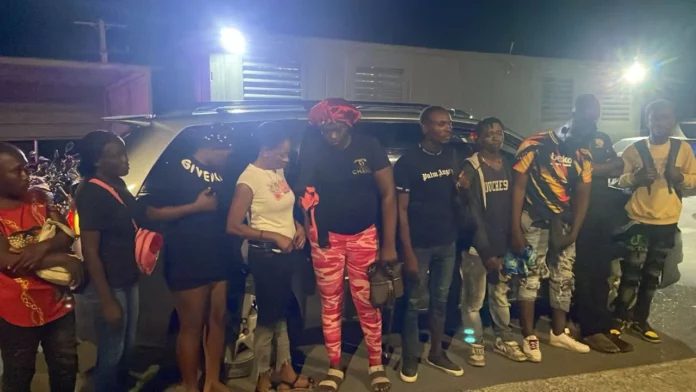Detienen en tres vehículos a 26 haitianos indocumentados que ingresaron al país