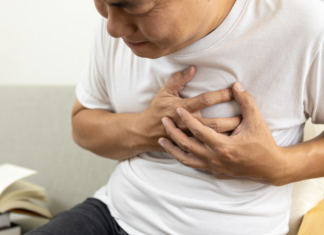Un padre casi muere de un infarto en China por el estrés al ayudar a su hijo con las tareas