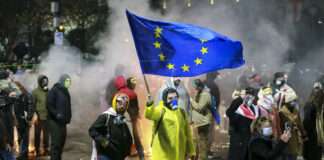 Policía vuelve a dispersar una masiva manifestación en Georgia
