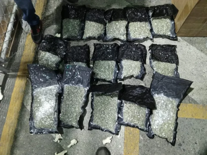 Confiscan en el AILA otros 15 paquetes marihuana